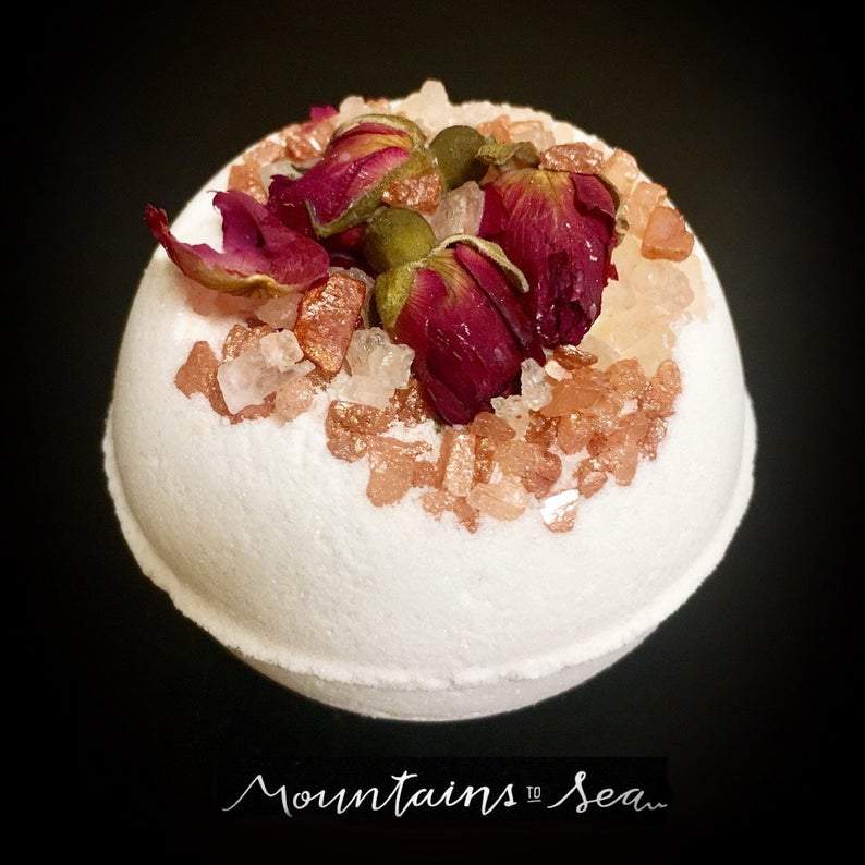 Bomba de baño vegana con pétalos de rosa silvestre artesanal